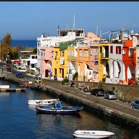 Tuttiacasaditeresa * Procida